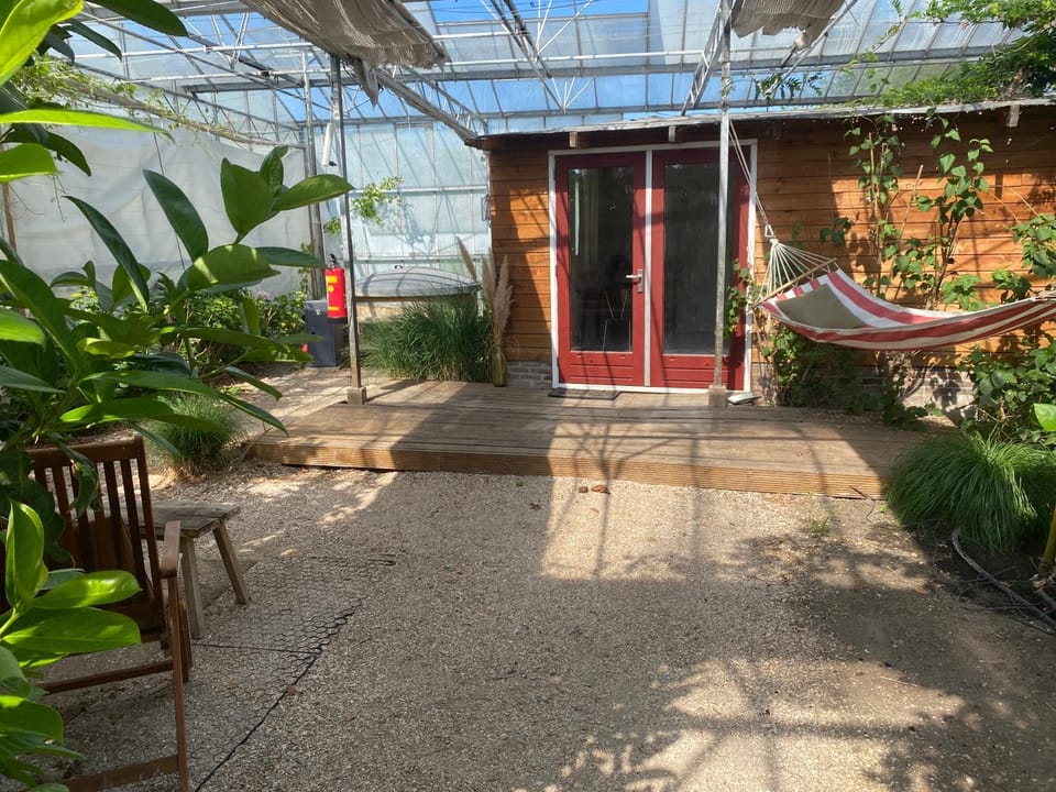 Unique Tiny House close to Ams Airport with Hottub Chalet in South Holland (province)