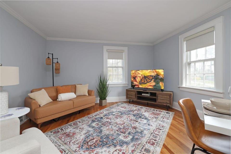 Renovated Modern 2BR upper level flat walk to restaurants-min to DukeDTHosp Apartment in Durham