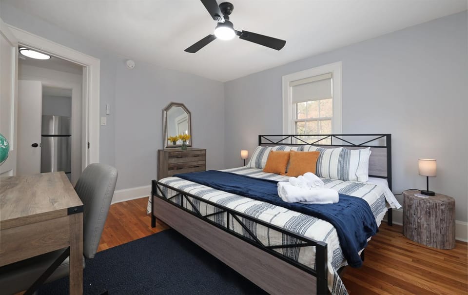Renovated Modern 2BR upper level flat walk to restaurants-min to DukeDTHosp Apartment in Durham