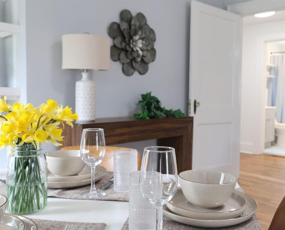 Renovated Modern 2BR upper level flat walk to restaurants-min to DukeDTHosp Apartment in Durham