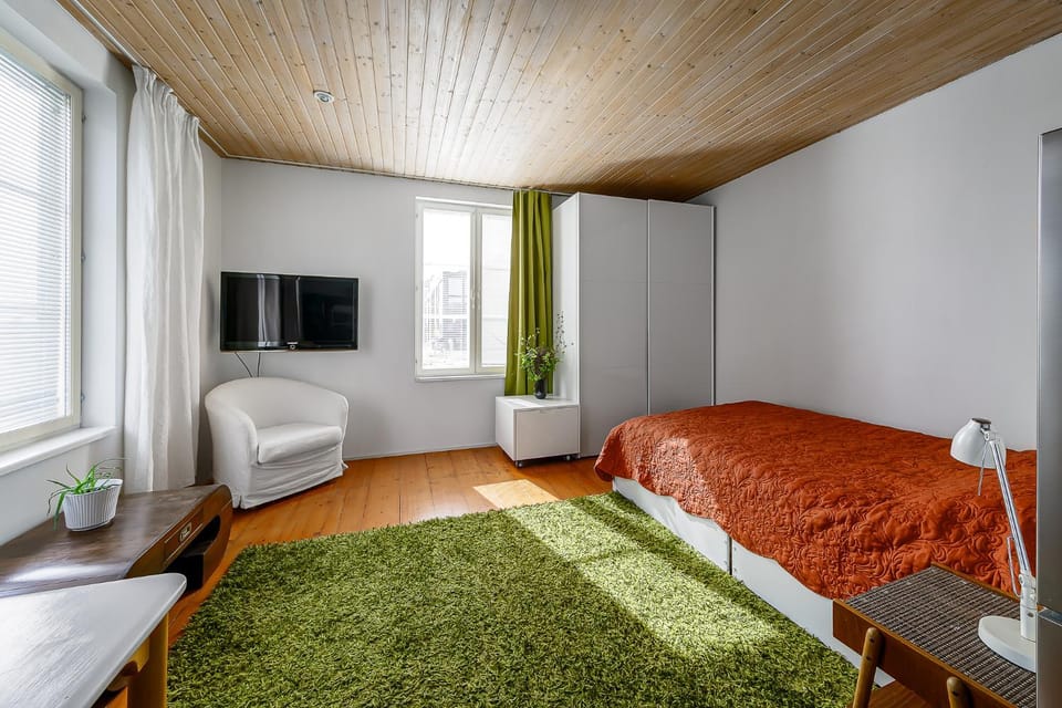 Bed, TV and multimedia, Seating area, Bedroom
