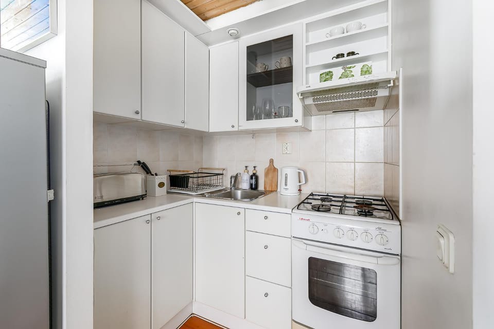 Coffee/tea facilities, Kitchen or kitchenette, oven, stove, toaster