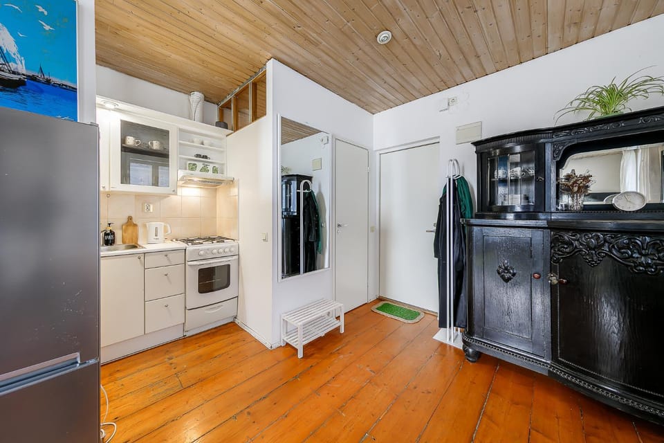 Kitchen or kitchenette, oven