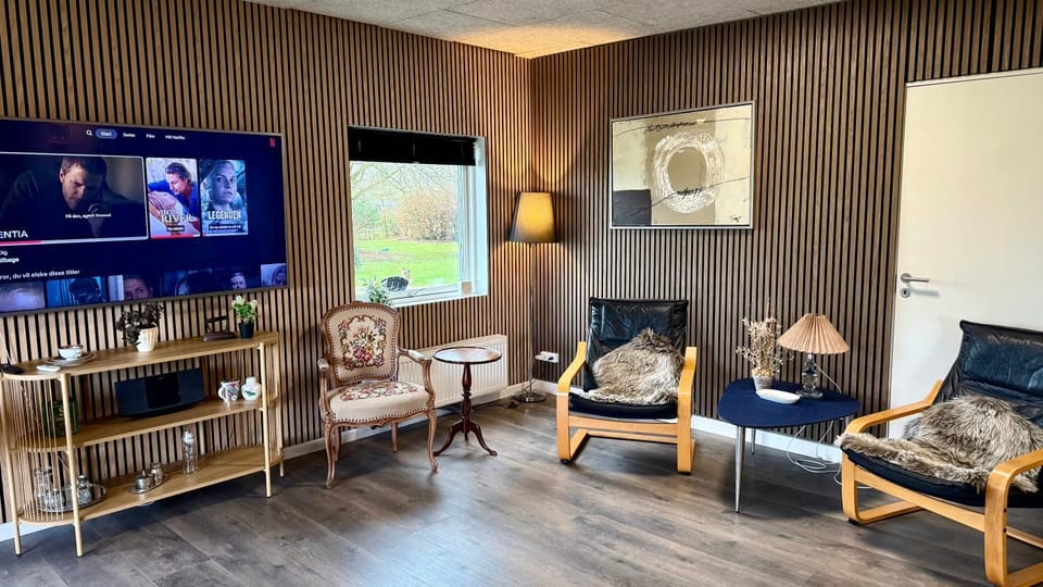 Communal lounge/ TV room, TV and multimedia, Seating area