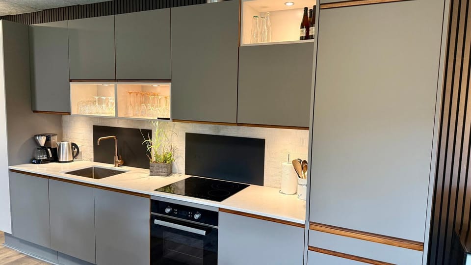 Coffee/tea facilities, Kitchen or kitchenette, dishwasher, oven, stove, toaster