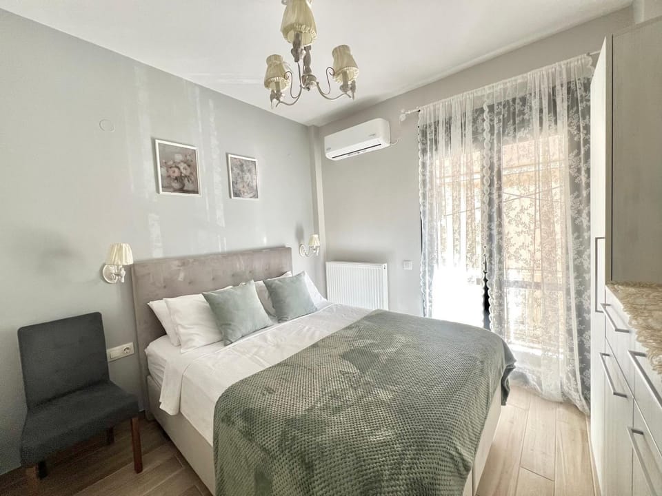 Bed, Photo of the whole room, Bedroom, air conditioner
