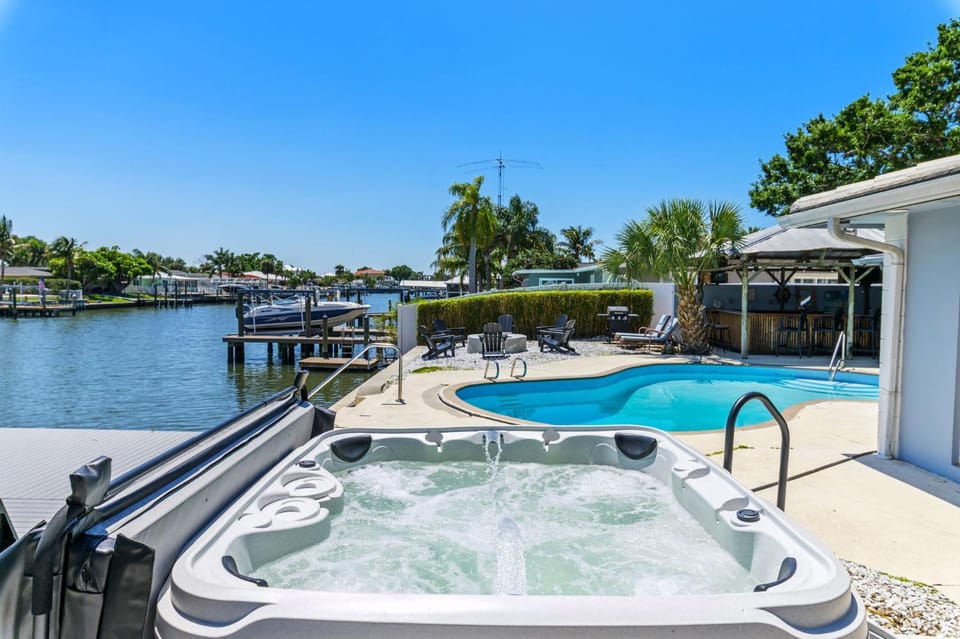 Sleeps 10 Tiki Bar Private Pool Hot Tub Fire Pit House in Town N Country