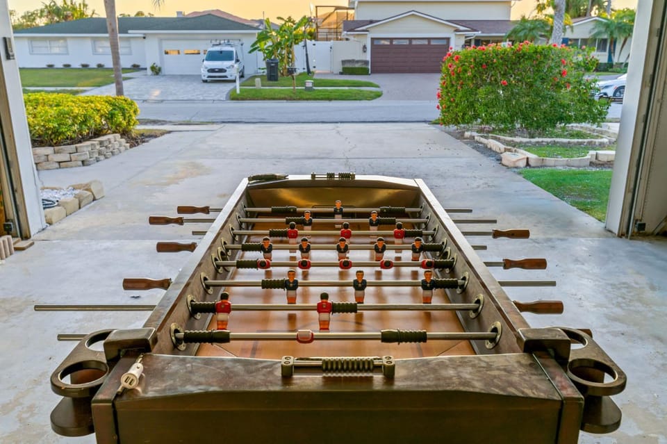 Sleeps 10 Tiki Bar Private Pool Hot Tub Fire Pit House in Town N Country