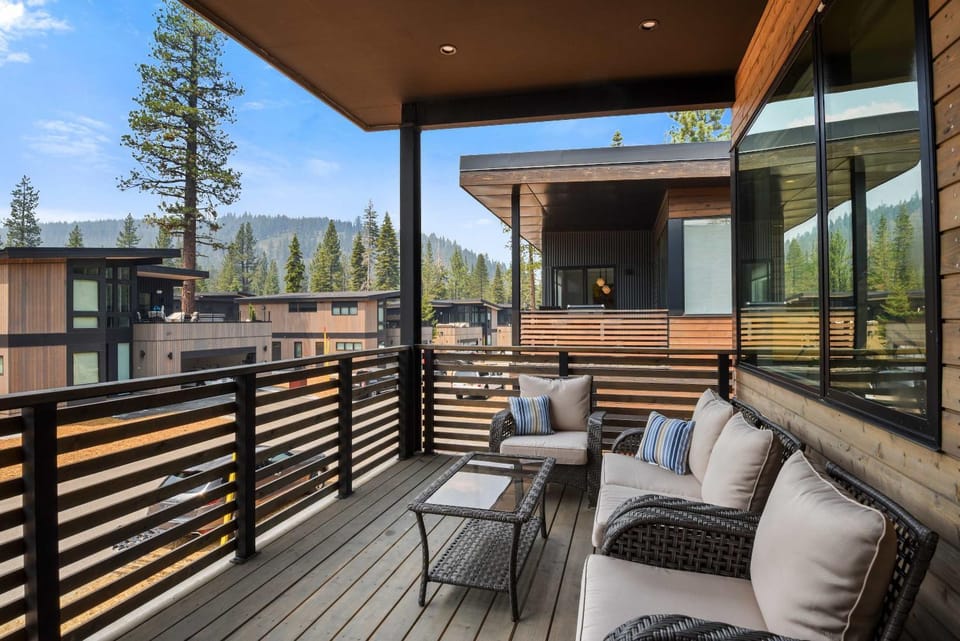 Enjoy Paradise Hot Tub Bike & Beach Equipment House in Palisades Tahoe (Olympic Valley)