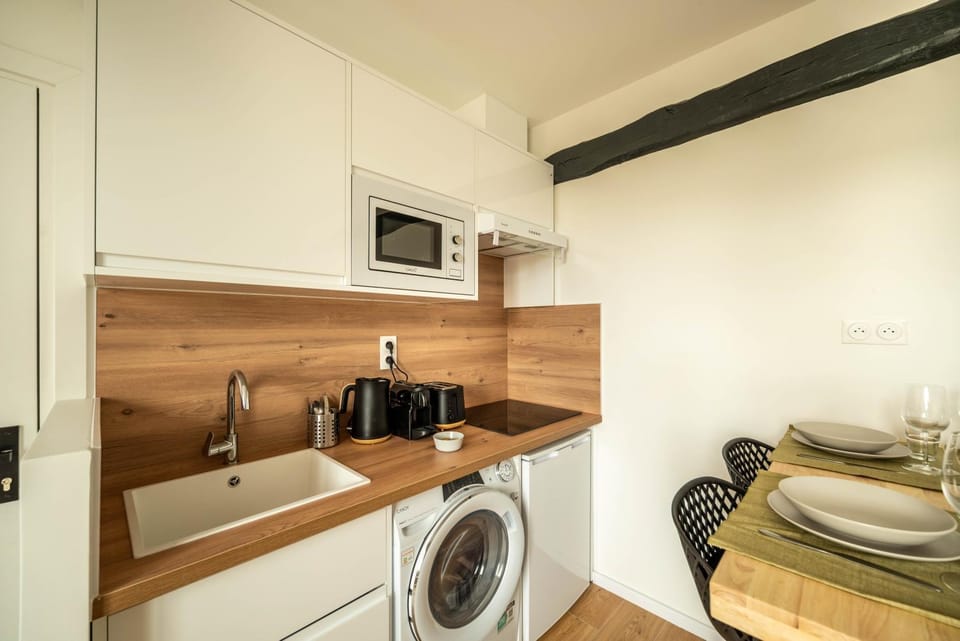 Kitchen or kitchenette, washing machine