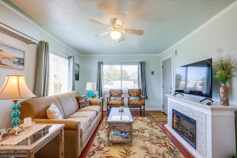 Walk to Gold Beach Charming Cottage with Yard! House in Gold Beach