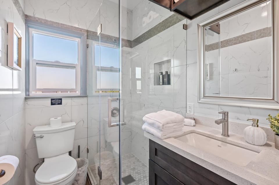 Luxury Beachside Gem Walk to Beach Ocean Views Apartment in Manhattan Beach