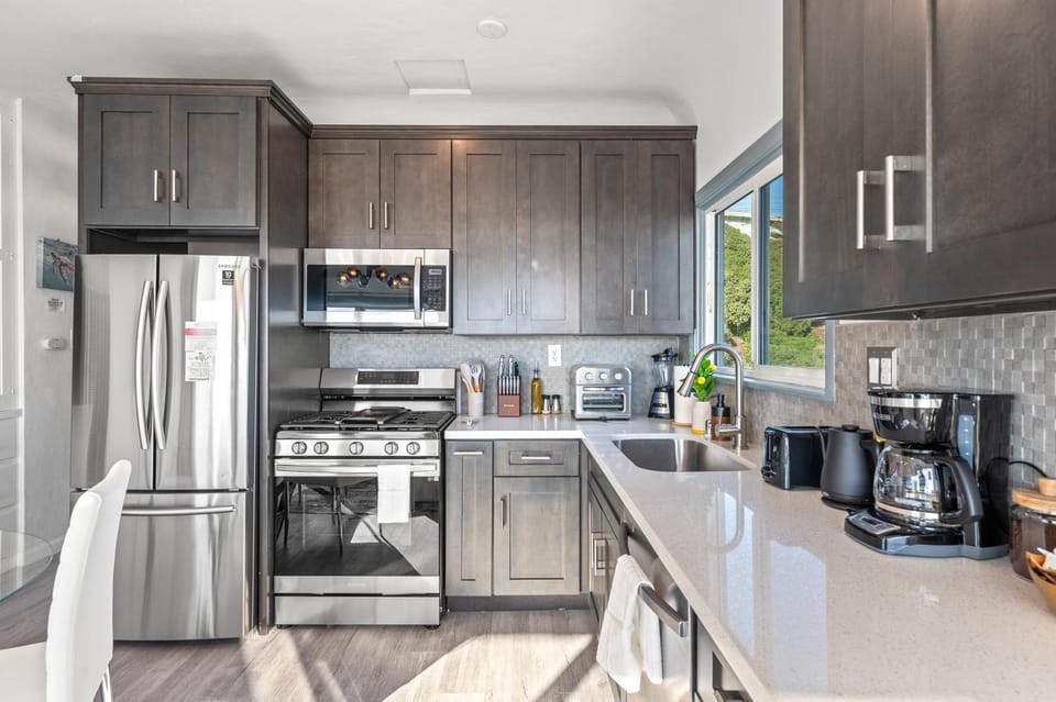 Luxury Beachside Gem Walk to Beach Ocean Views Apartment in Manhattan Beach