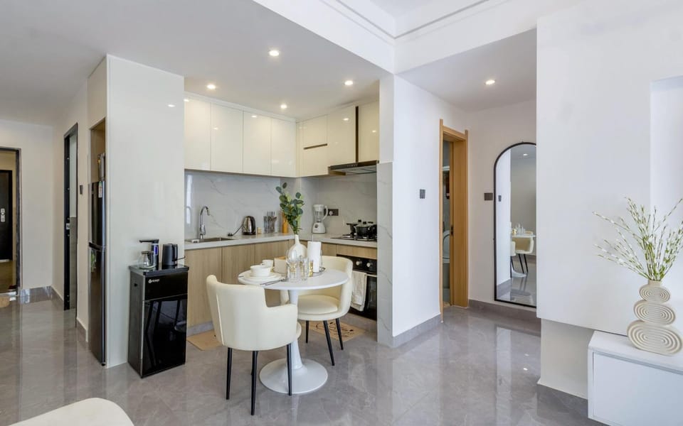 Kitchen or kitchenette, Dining area