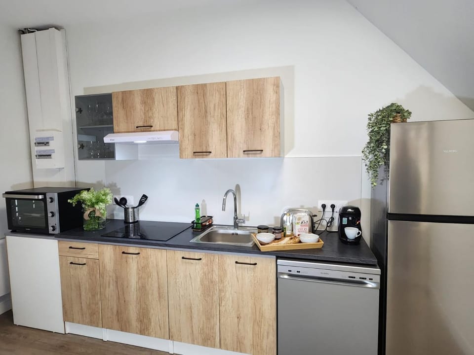 Coffee/tea facilities, Kitchen or kitchenette, dishwasher, microwave, oven, stove, toaster