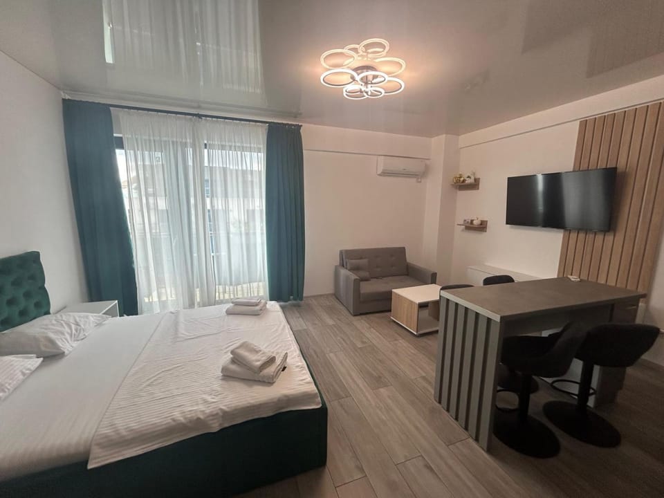 Bed, TV and multimedia, Living room, Photo of the whole room, Seating area, Evening entertainment, Bedroom, towels, air conditioner