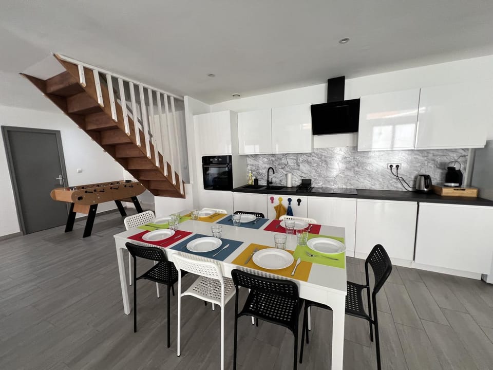 Kitchen or kitchenette, Dining area, microwave, oven, stove