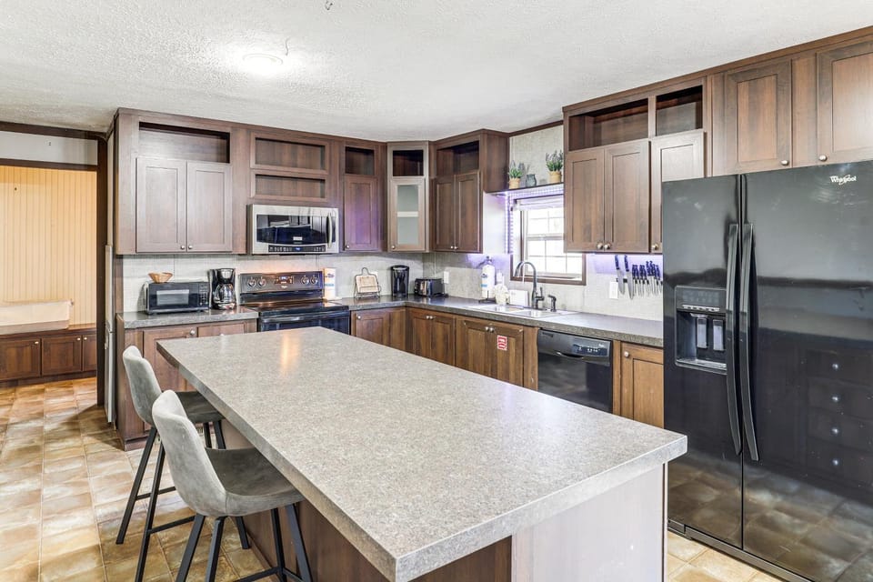 Scenic Hideaway in Sevierville: Hot Tub + Fire Pit House in Sevier County