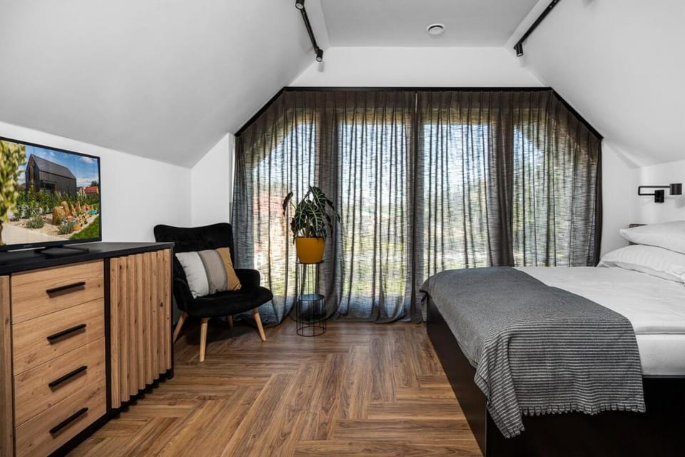 Bed, TV and multimedia, Bedroom