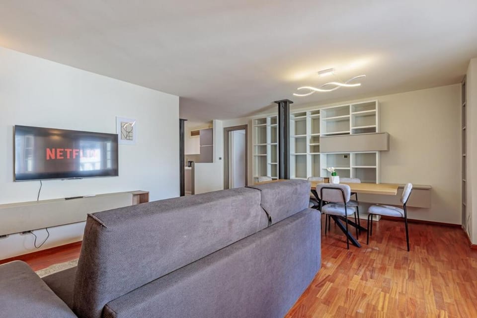 Communal lounge/ TV room, TV and multimedia, Living room, Seating area, Dining area