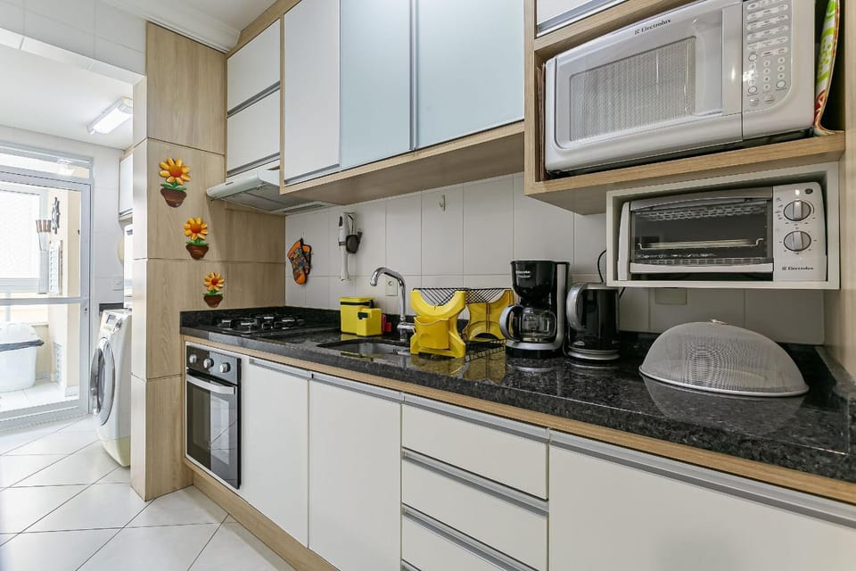 Coffee/tea facilities, Kitchen or kitchenette, oven, stove