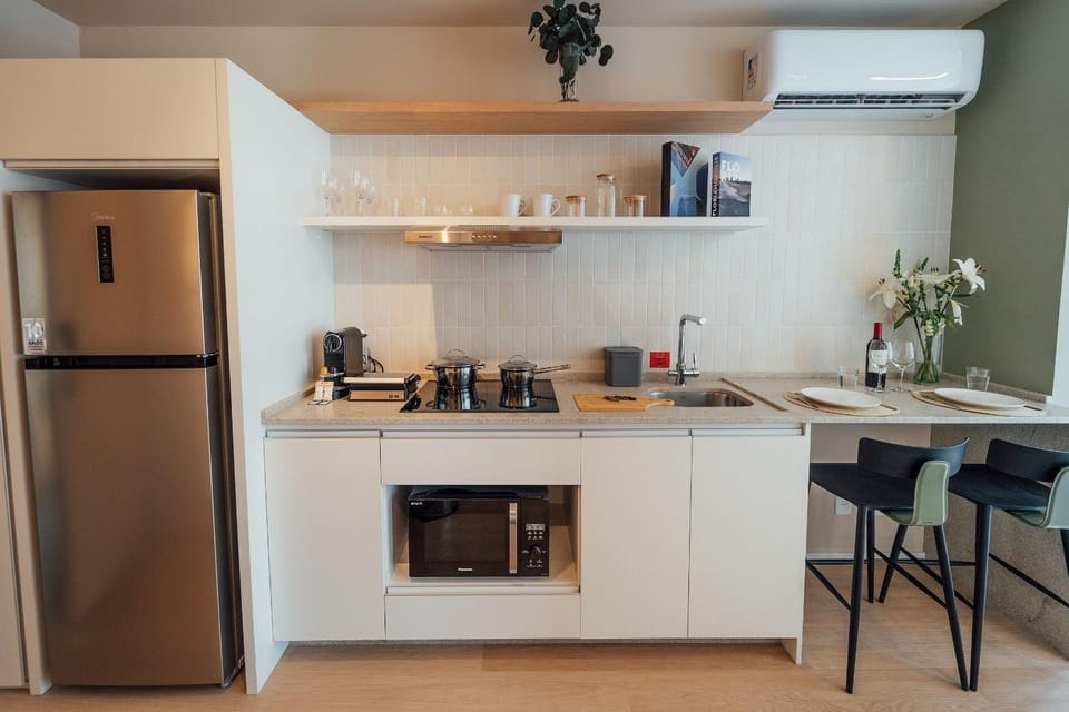 Coffee/tea facilities, Kitchen or kitchenette, Dining area, stove