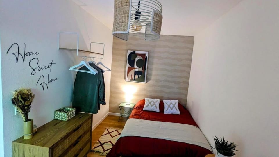 Photo of the whole room, Bedroom, wardrobe