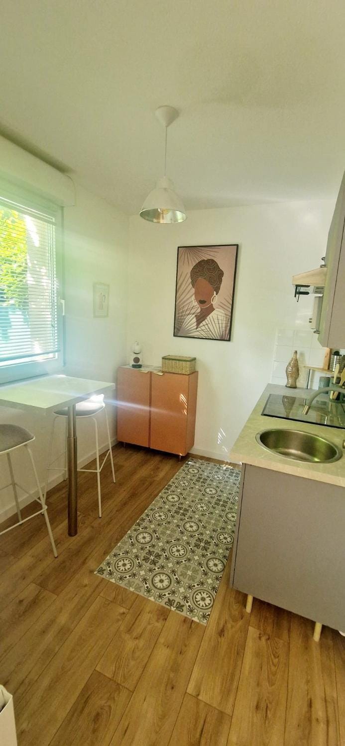 Kitchen or kitchenette, Dining area