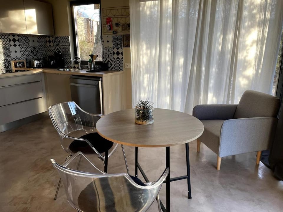 Coffee/tea facilities, Living room, Dining area, stove
