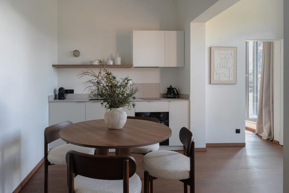 Kitchen or kitchenette, Dining area, stove