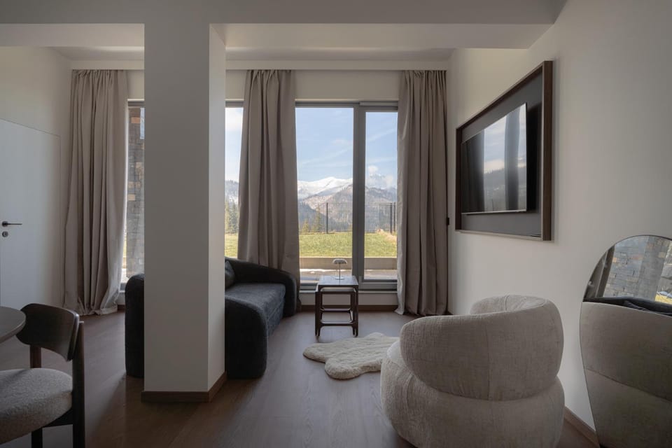 TV and multimedia, Living room, Seating area, Mountain view, Mountain view