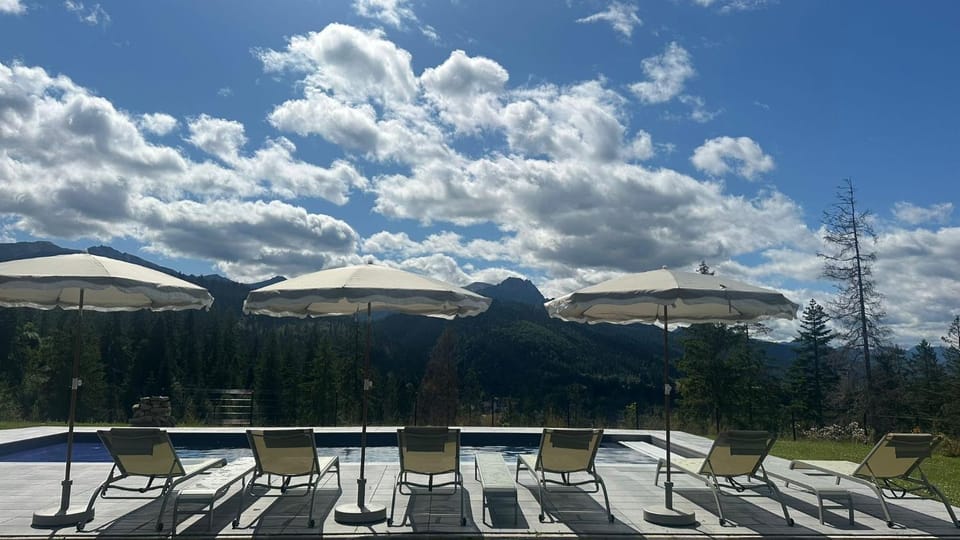 Mountain view, Pool view, Swimming pool, Swimming pool, sunbed