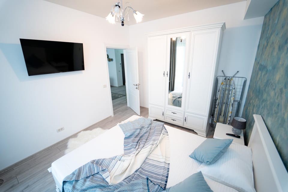 Bed, TV and multimedia, Photo of the whole room, Bedroom, towels