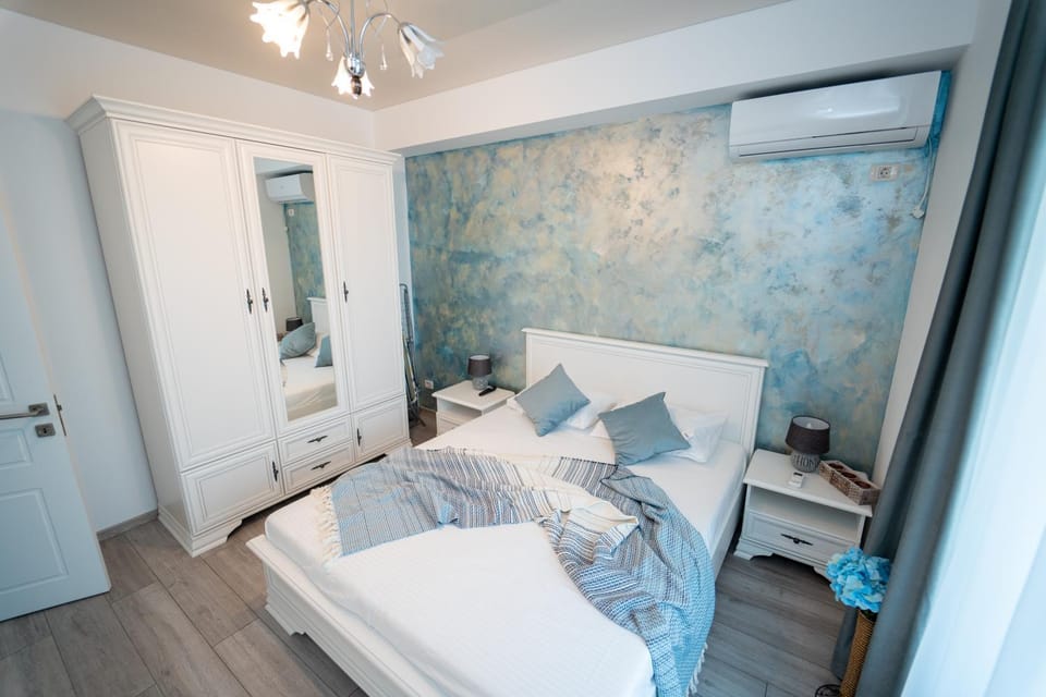 Bed, Photo of the whole room, Bedroom, wardrobe, air conditioner