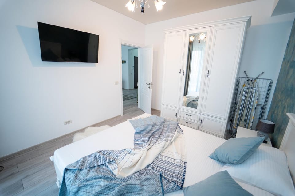Bed, TV and multimedia, Photo of the whole room, Bedroom, wardrobe