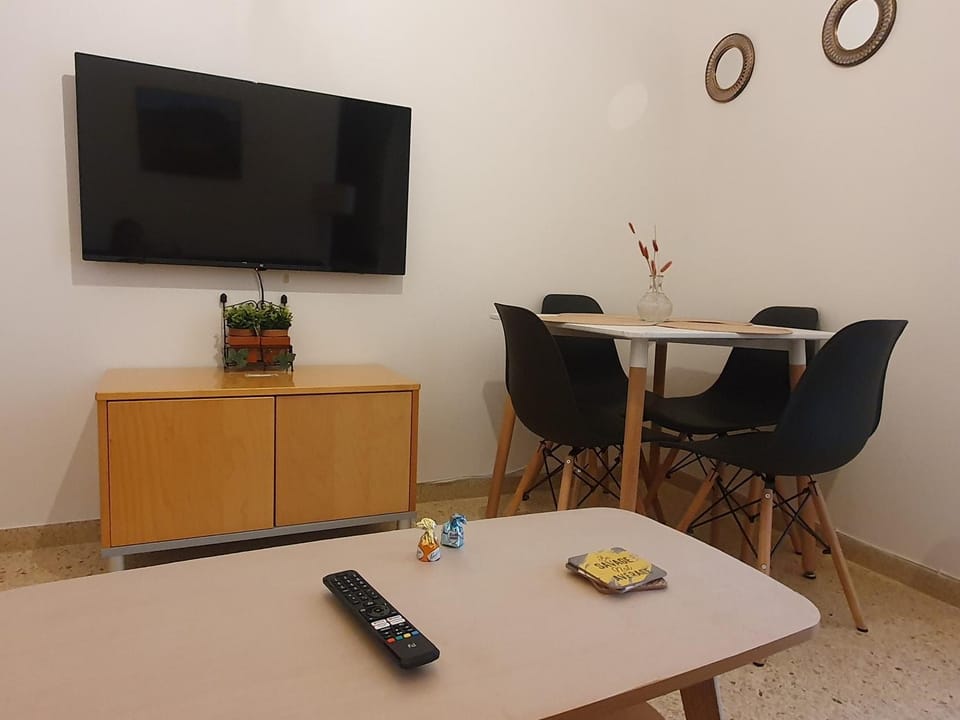 TV and multimedia, Living room, Seating area, Dining area