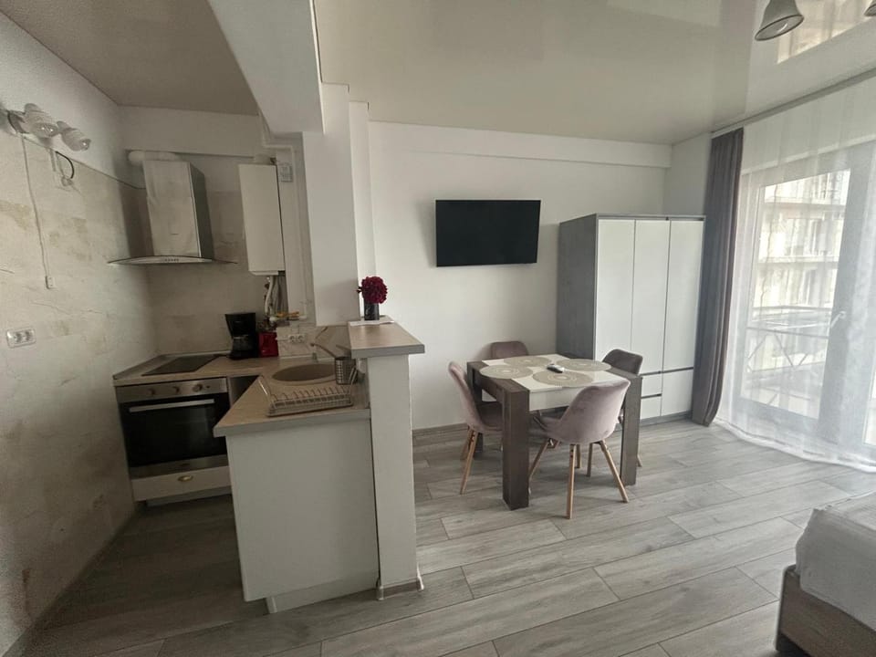 TV and multimedia, Coffee/tea facilities, Kitchen or kitchenette, Dining area, microwave, oven, stove, toaster