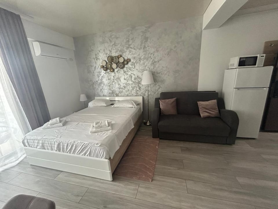 Bed, Living room, Photo of the whole room, Seating area, Bedroom, towels, air conditioner
