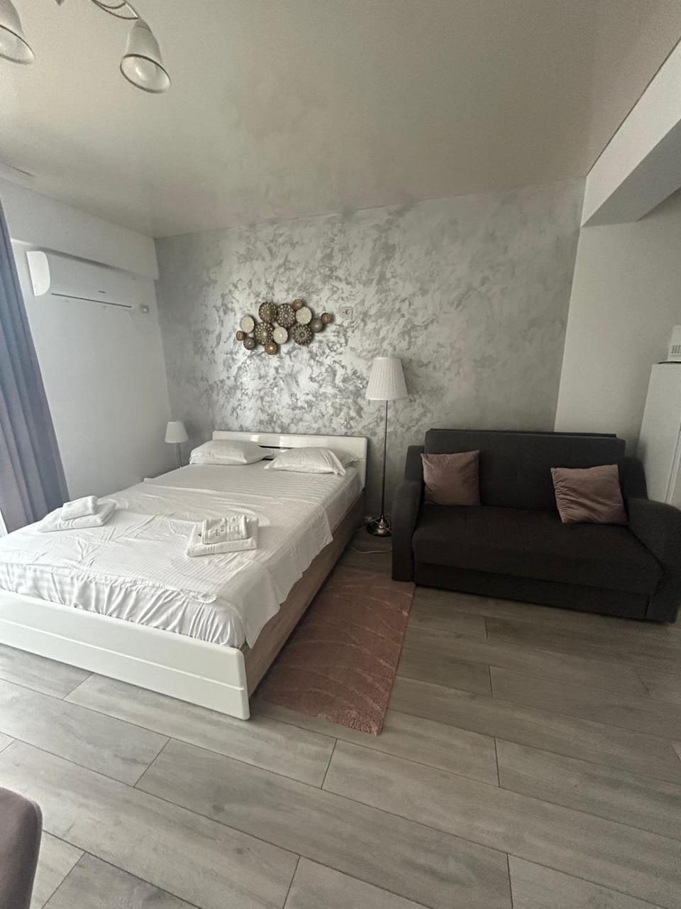 Bed, Living room, Photo of the whole room, Seating area, Bedroom