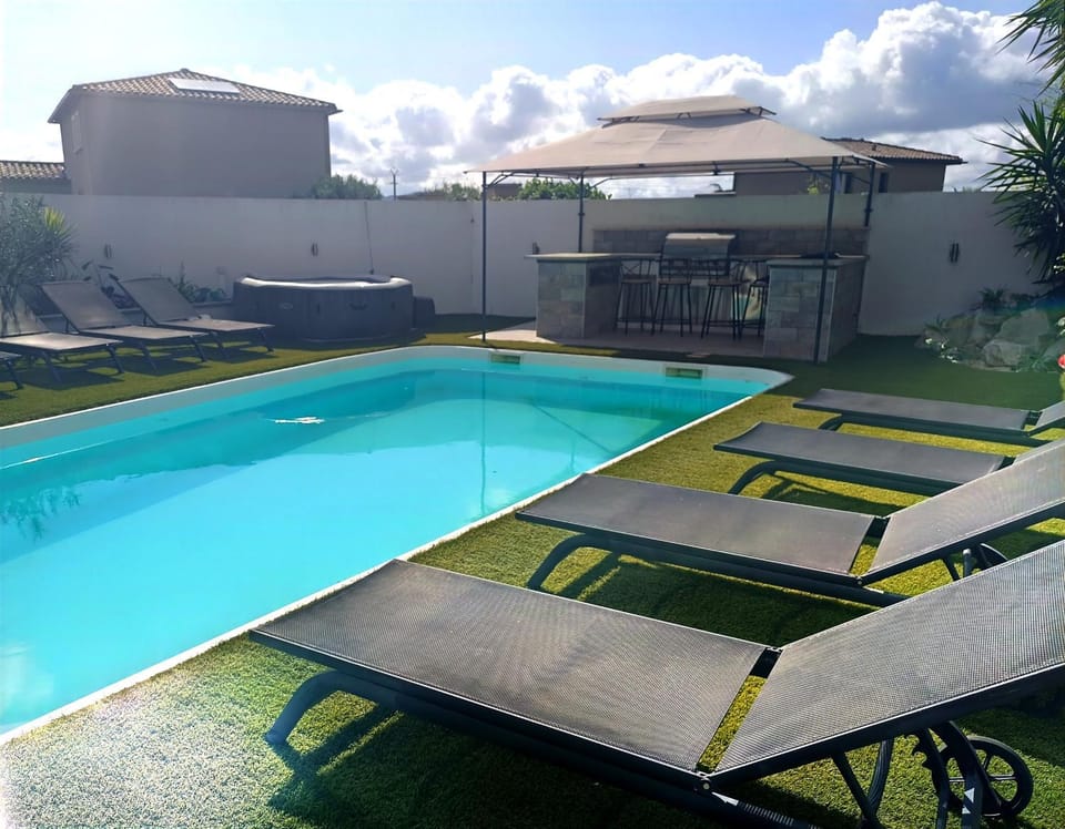 BBQ facilities, Pool view, Swimming pool, sunbed