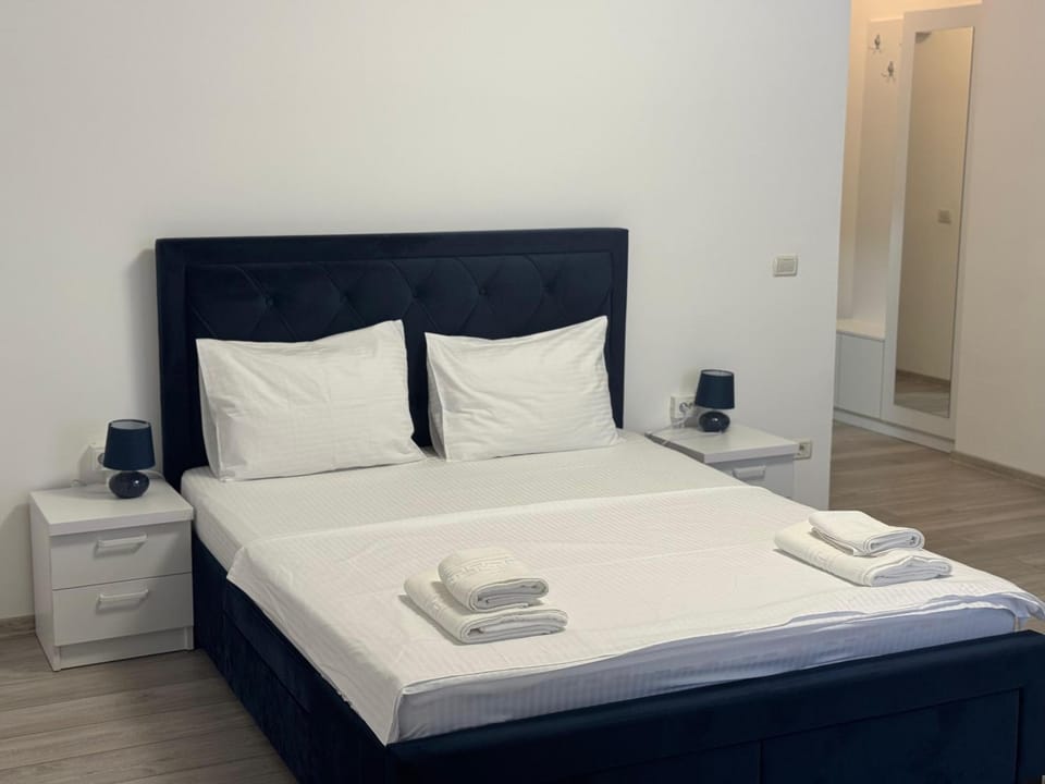 Bed, Photo of the whole room, Bedroom, towels