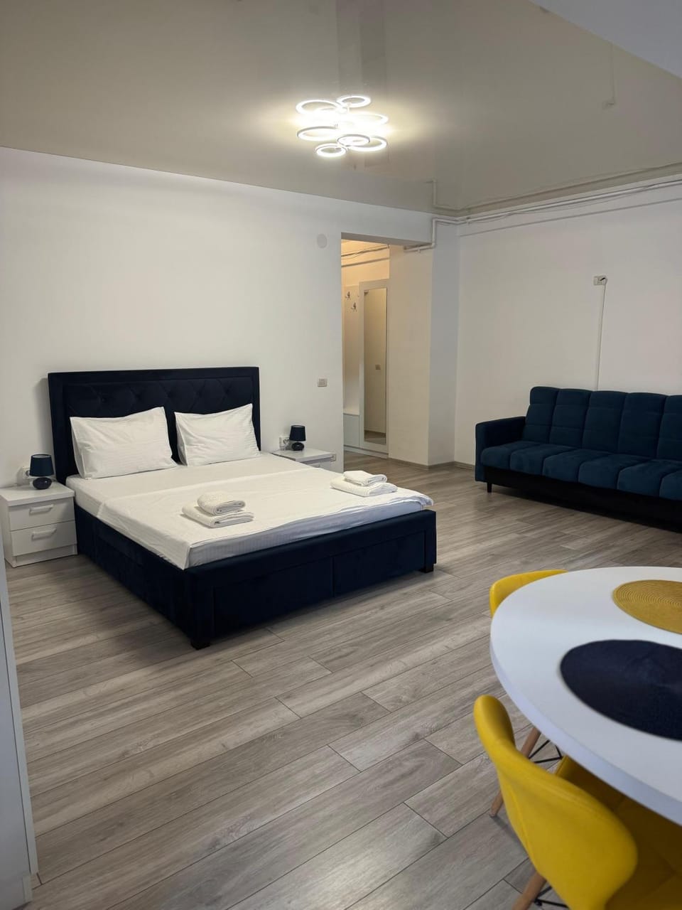 Bed, Living room, Photo of the whole room, Seating area, Bedroom