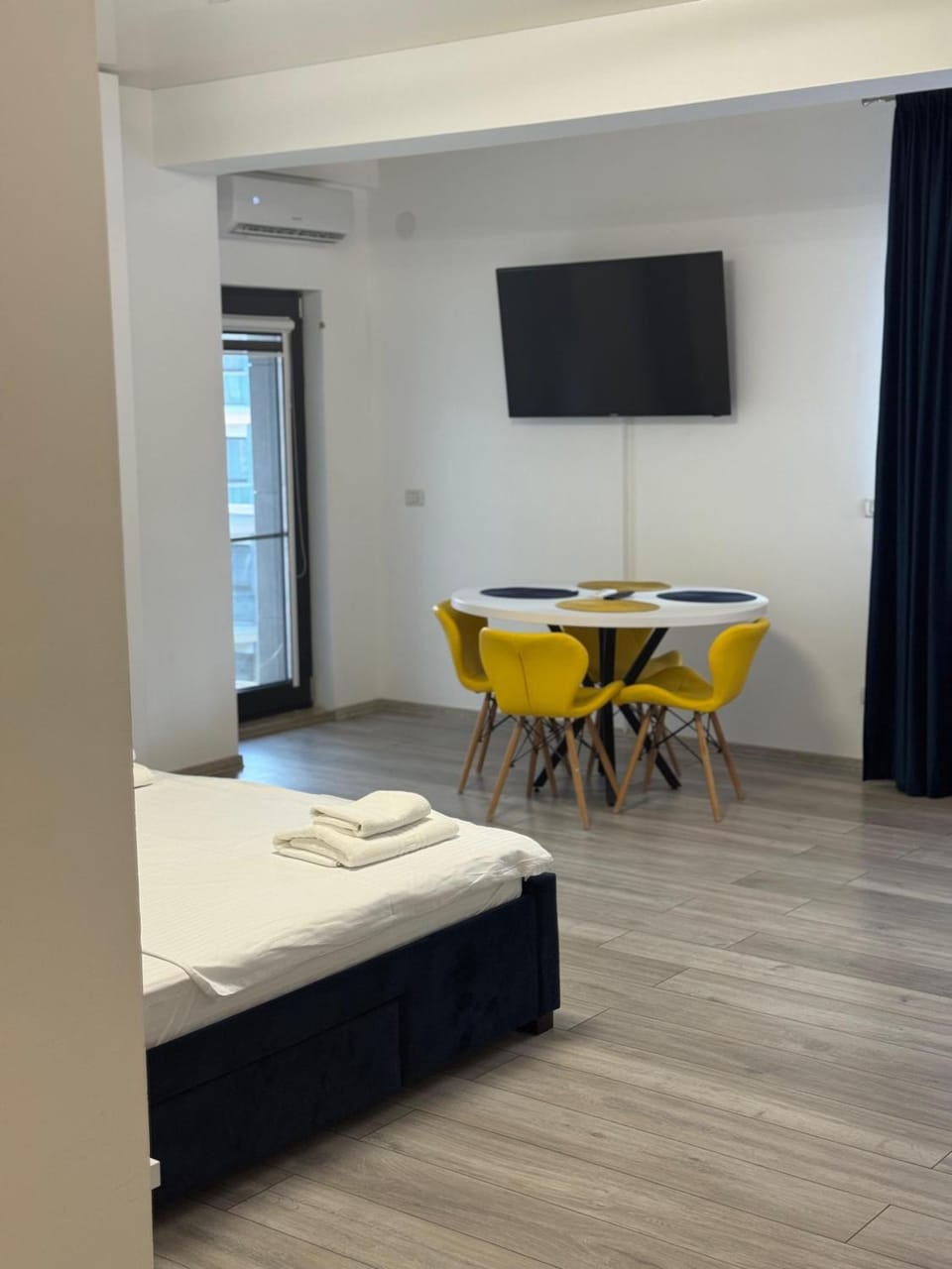 Communal lounge/ TV room, Bed, TV and multimedia, Living room, Photo of the whole room, Seating area, Dining area, Evening entertainment, Bedroom