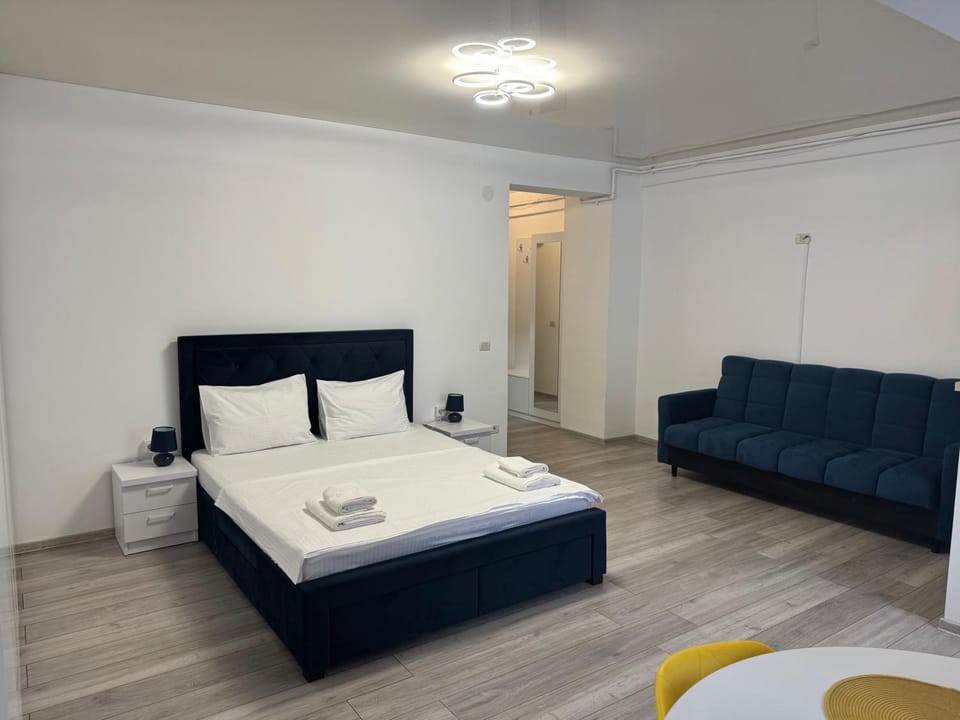 Bed, Living room, Photo of the whole room, Seating area, Bedroom