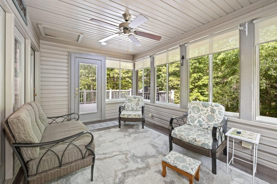 Bella Velo Haus-1 Block to MTB Trailhead-Sunroom House in Bella Vista