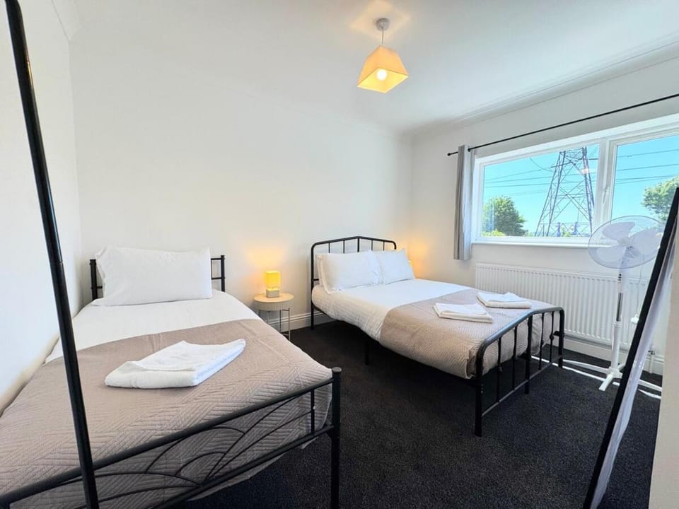 Bed, Photo of the whole room, Bedroom, towels