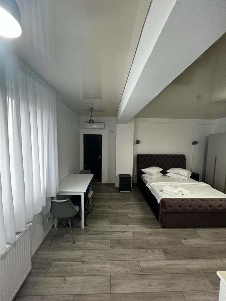 Bed, TV and multimedia, Photo of the whole room, Dining area, Bedroom, air conditioner