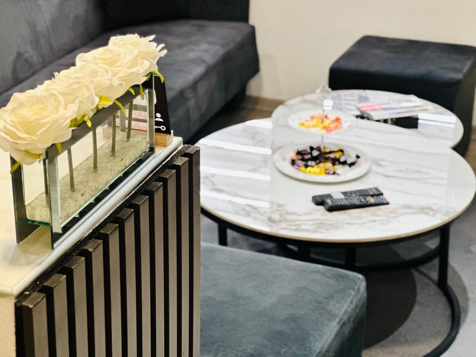 Living room, Food and drinks, Seating area, Food, Drinks