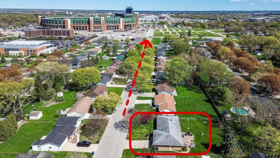 Stadium District Resch 3 BR Sleeps 8 House in Ashwaubenon