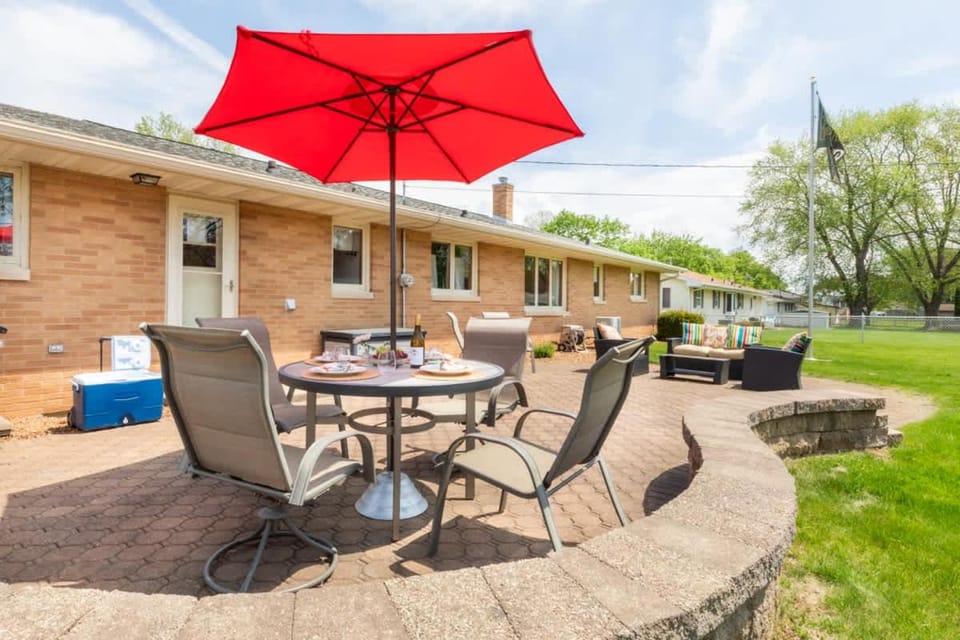 Stadium District Resch 3 BR Sleeps 8 House in Ashwaubenon